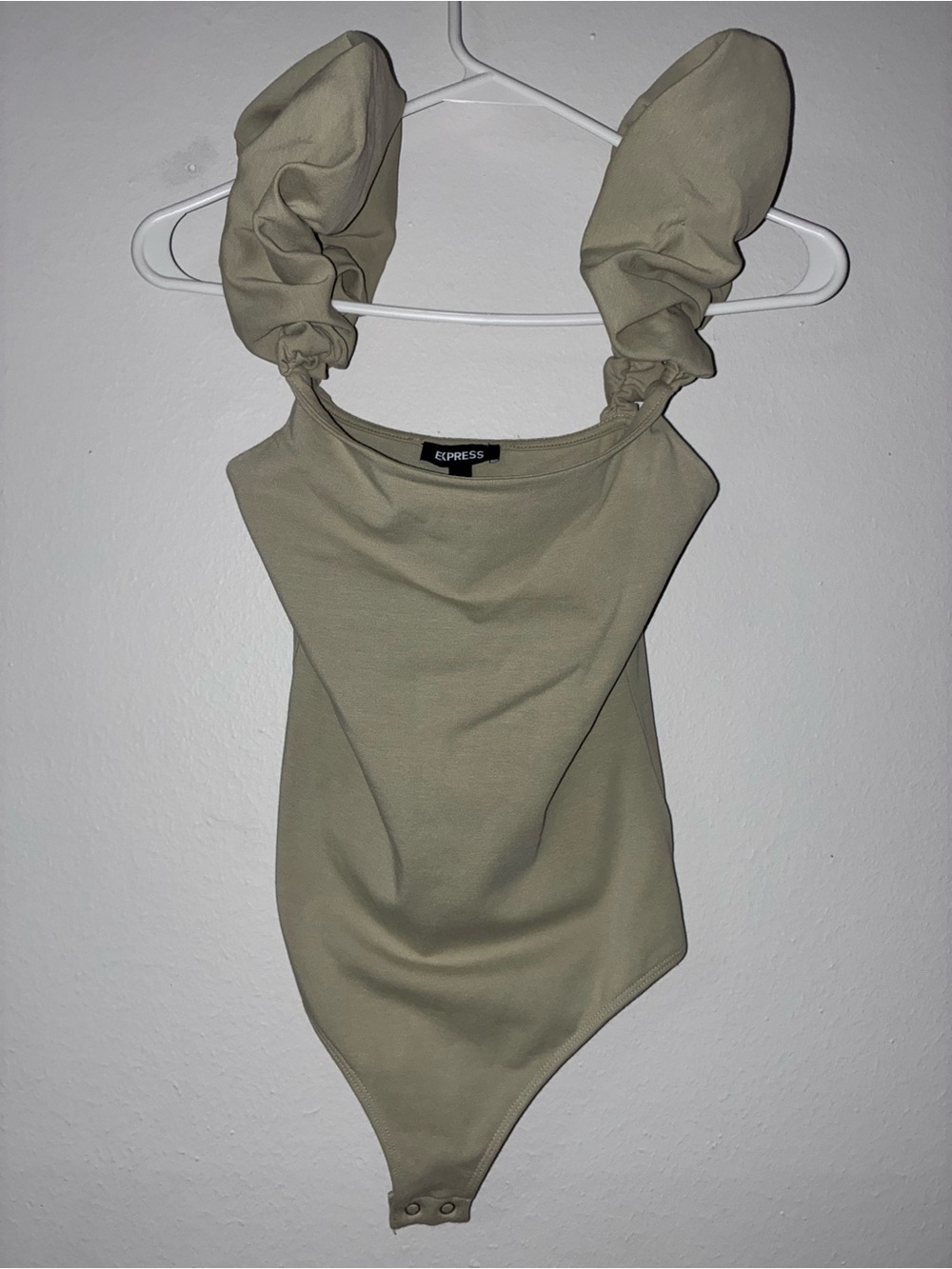 Express Puff-Sleeve Bodysuit in Light Beige